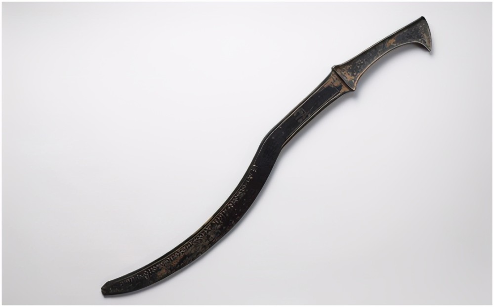 金剑尤为精美,或用多人面像为柄首,柄部刻几何形纹饰,而刃之中体则