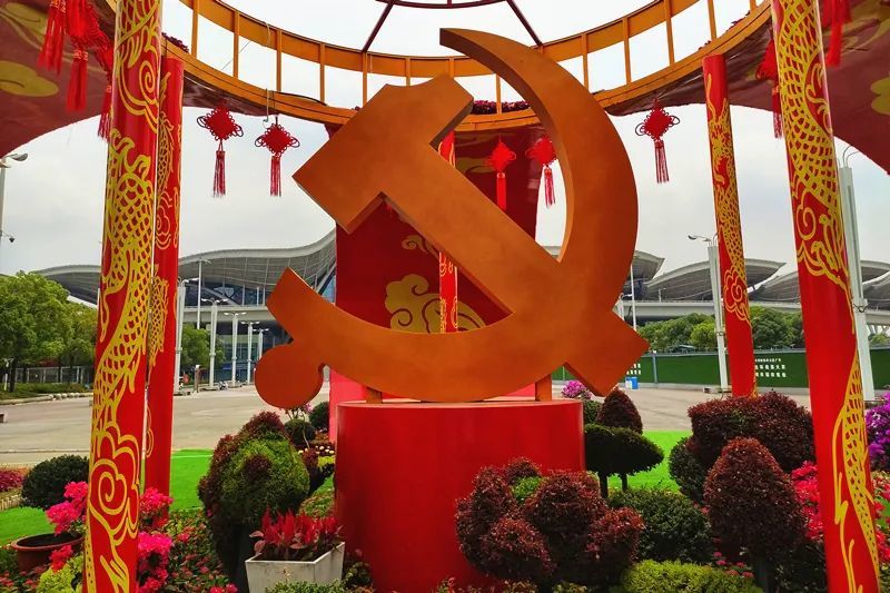 洪山布置大型立体花坛献礼建党百年