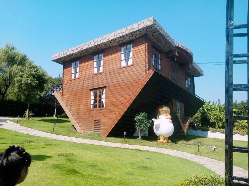 希姆巴克小镇有一群倒立的房子进去有种眩晕感