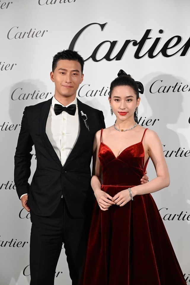 何超莲不愧是最美千金穿缎面裙气质太高级了男友窦骁也很帅