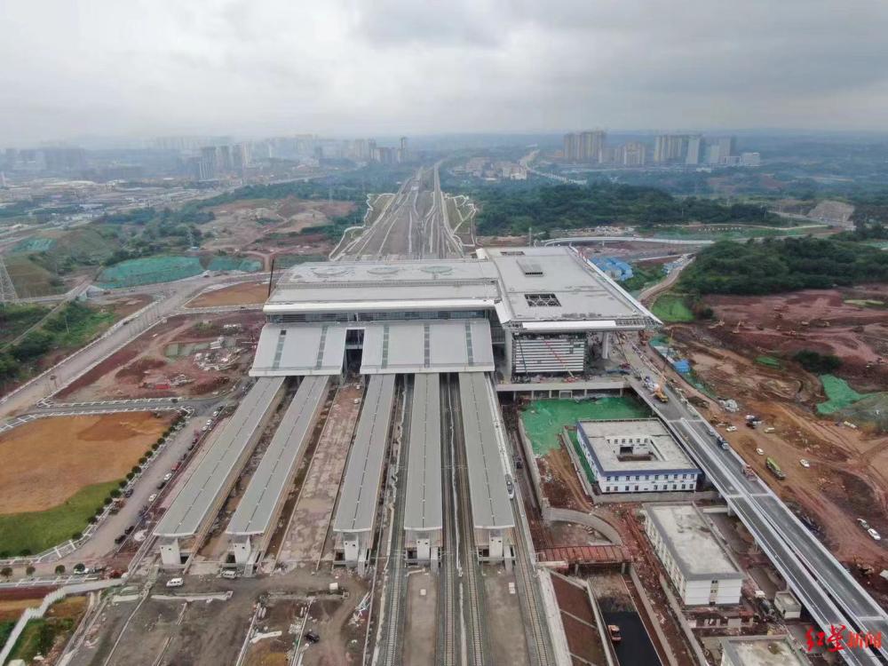 最新现场高清多图探访绵泸高铁泸州站酒樽立柱和油纸伞天窗亮了