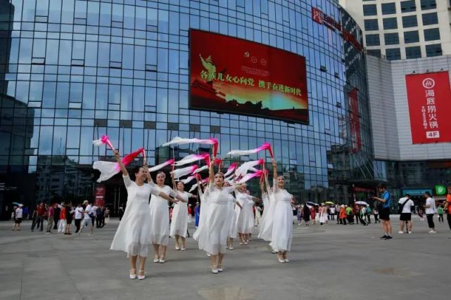 百人"快闪"送祝福,庆祝建党100周年!