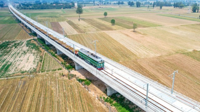 明年3月开通的郑济高铁滑县浚县段开始铺轨无人机带你去看看