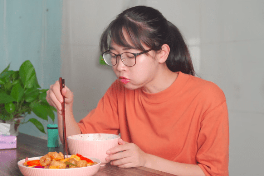 网红圈水太深吧唧小兔人设又换了从广西李子柒变成临时工