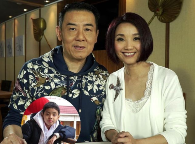 恭喜王书麒许秋怡爱子高中毕业全家福曝光17岁儿子高大帅气