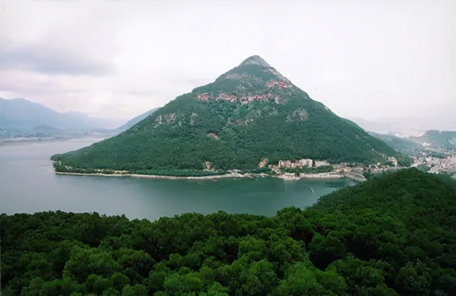 远眺石竹山石竹山祈梦这一习俗宋代以来就已经形成了.