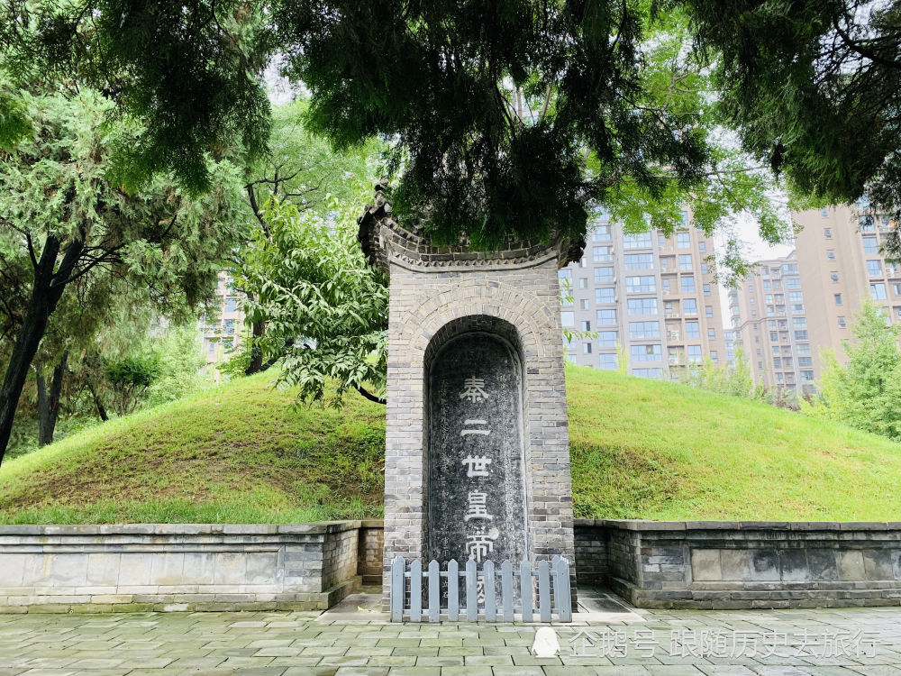 风格的大殿,房檐下挂着一面"后事之师"牌匾,殿内还陈列着胡亥,赵高