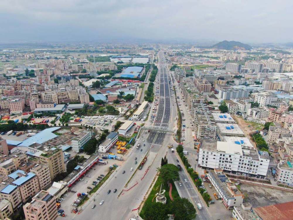 早在工程设计初期阶段,广州市就坚持将"新广从路"从公路向城市道路