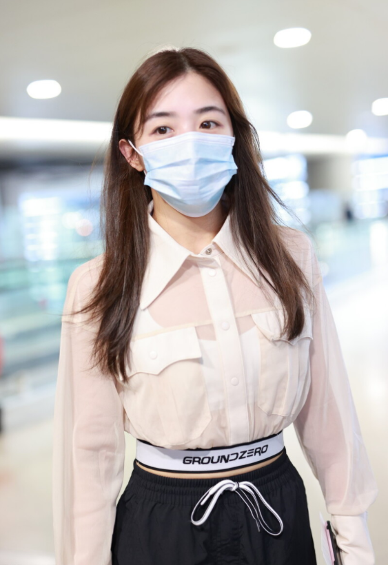 张含韵本身长得就甜美可爱穿收腰衬衫配黑色工装裤青春感满分