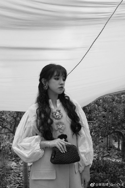 宋雨琦黑白氛围感大片御姐vs甜美风格随意切换