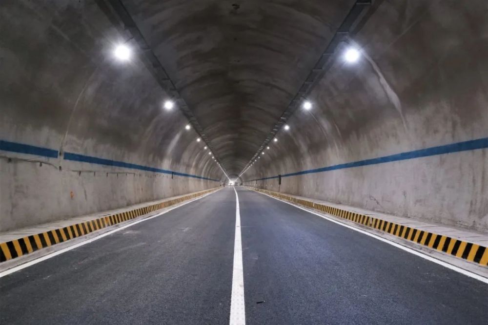 项目相关负责人提醒,在试通车期间,天马山隧道内禁止超车,限速60km/h.