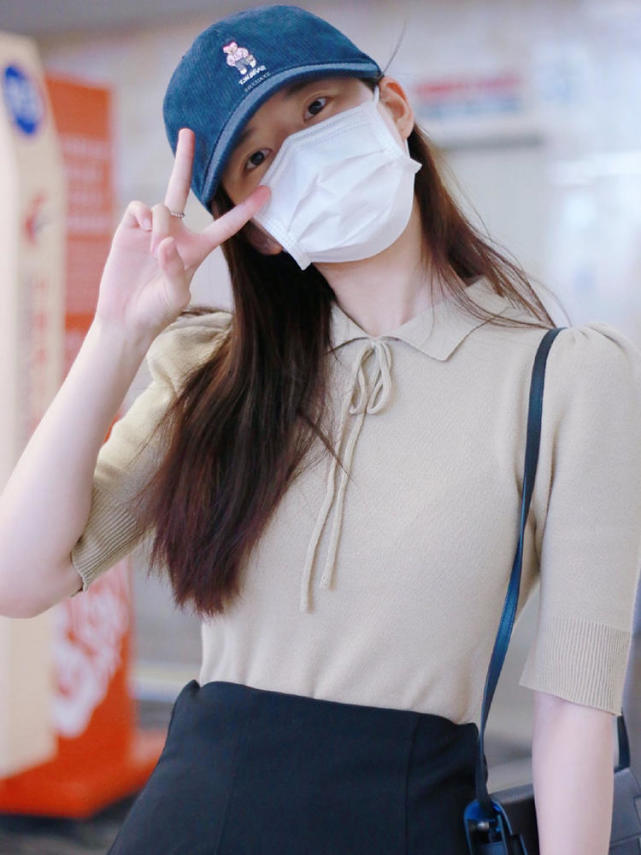 赵露思穿衣搭配给你提供参考与建议2:配饰很重要:口罩,帽子与包包1