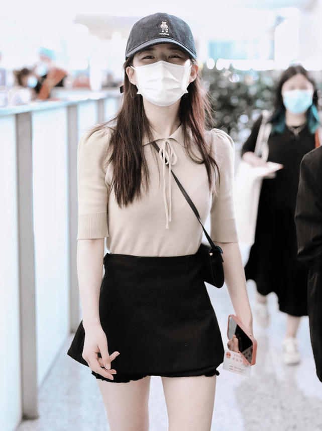 赵露思又火了穿短袖针织衫配黑色半身裙走机场甜美俏皮