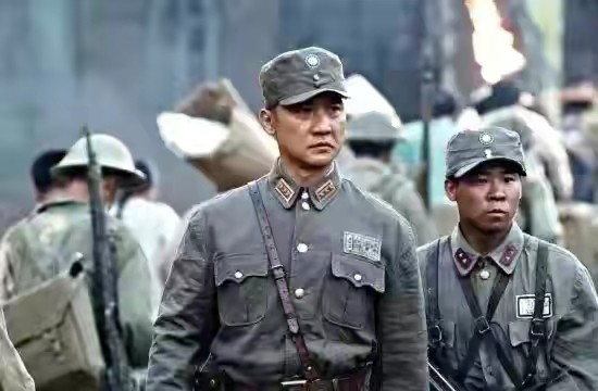 黄志忠饰韩绍功该剧的主角是韩家三兄妹,黄志忠扮演的韩绍功是戴安澜