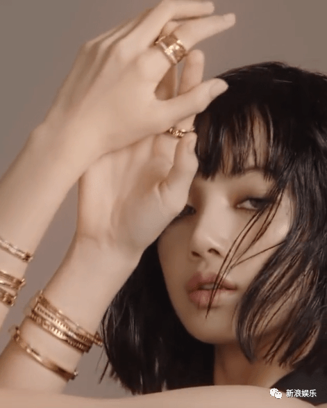 文末,分享一组lisa的杂志封面图,是辣妹没错了.05是她会干出来的事!