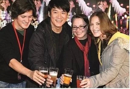 周华健一家人的"易老基因:夫妻同框似母子,父子合影如兄弟