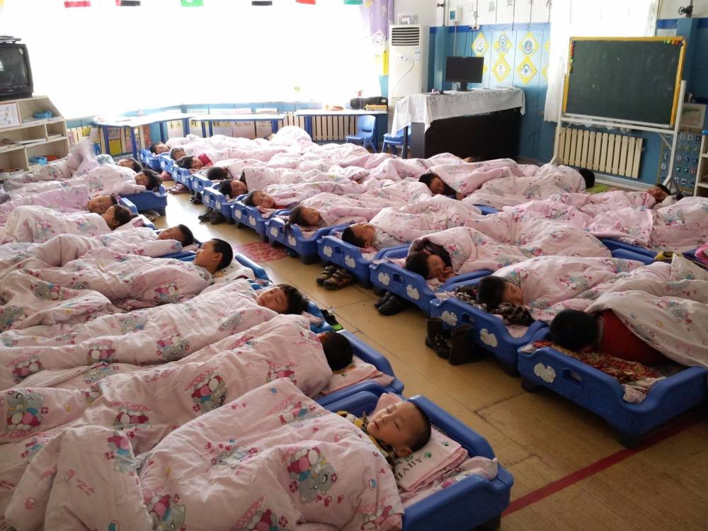 幼儿园贪睡宝宝走红全班同学叫他起床丝毫不受影响接着睡