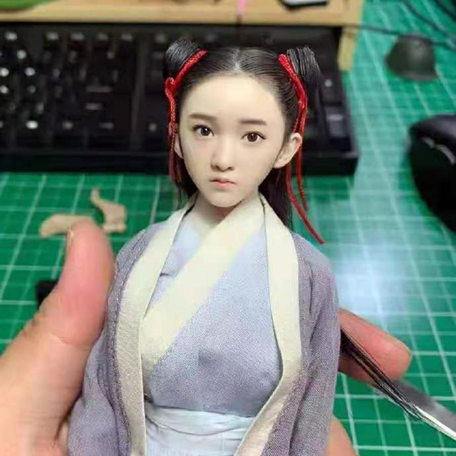 然而就是这些非常昂贵的,看上去非常像真人的手办,在看久了之后,居然