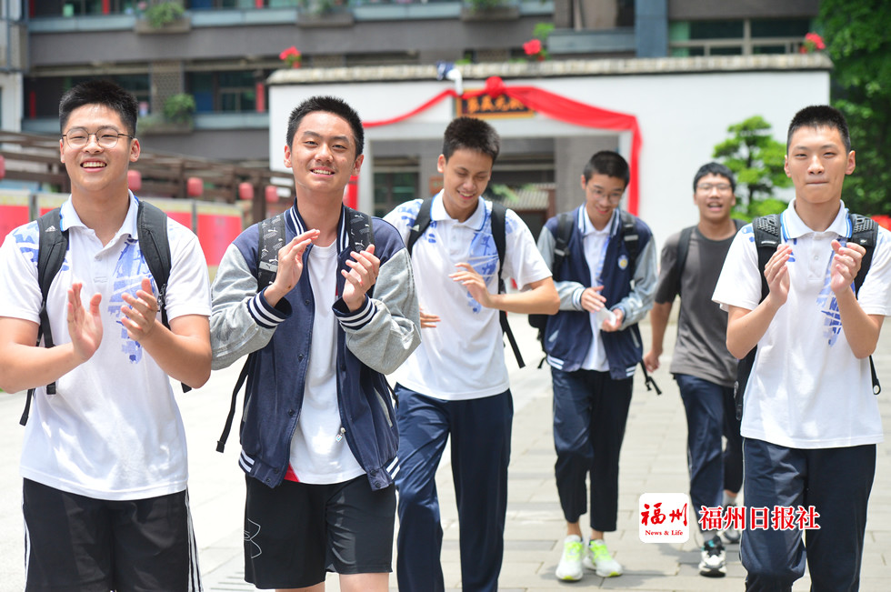 27日中午12时许,福州延安中学考点,考生们如释重负走出考场.