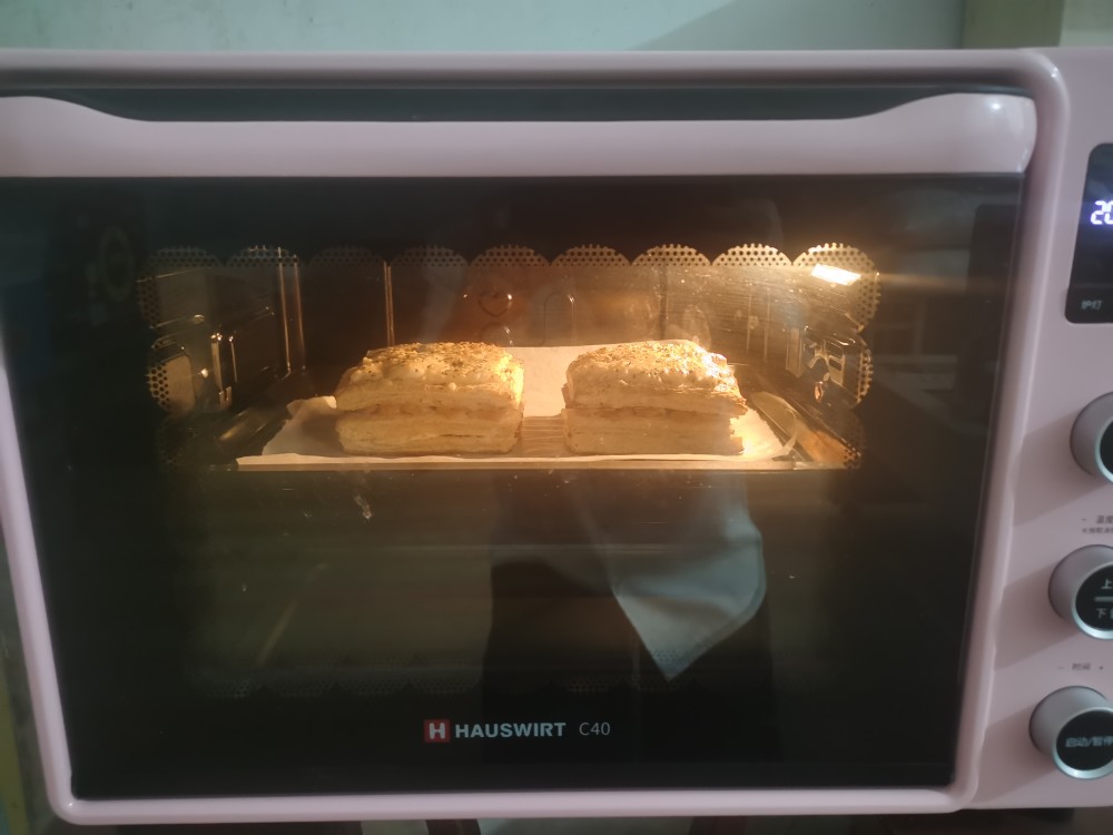 烤箱上管200度,下管180度烤10分钟,美味的三明治就出炉啦.