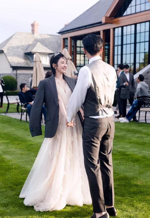 张若昀唐艺昕高调庆祝两周年!二人在家共度晚餐,墙上贴满甜蜜合照