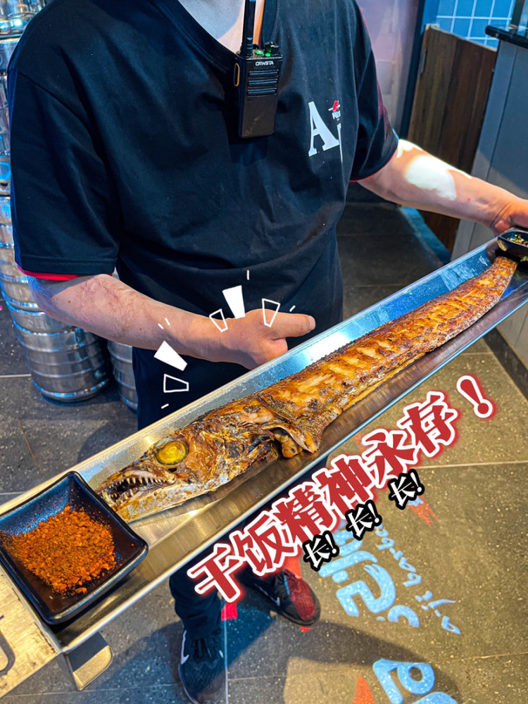 西安这家烧烤刚开就排队一米长的烤带鱼超震撼