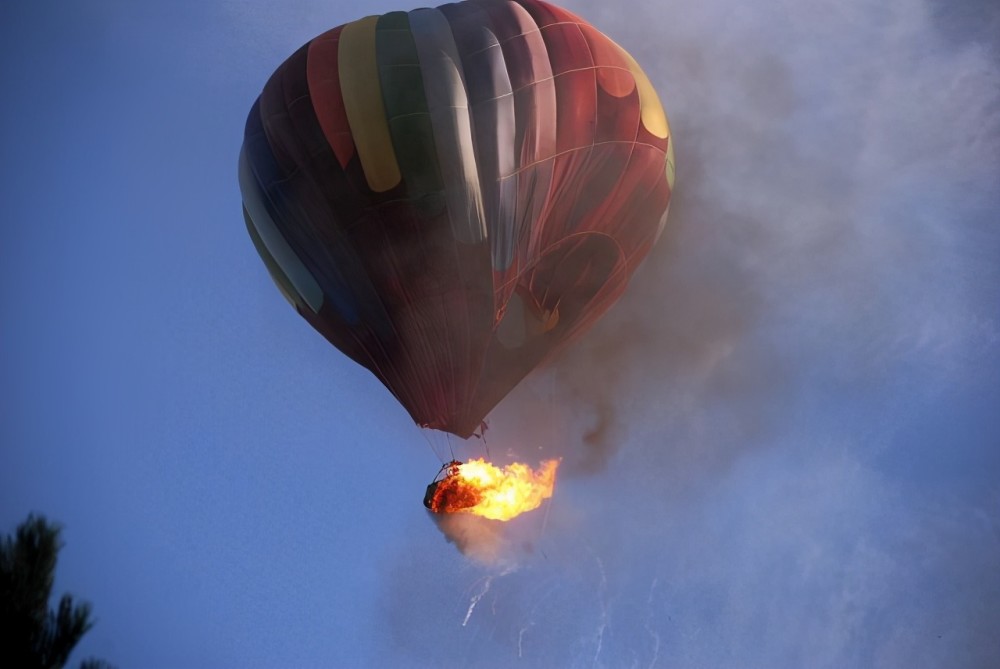 载着21名乘客(包括驾驶员)的热气球升空后,因燃料管道泄漏,驾驶员操作