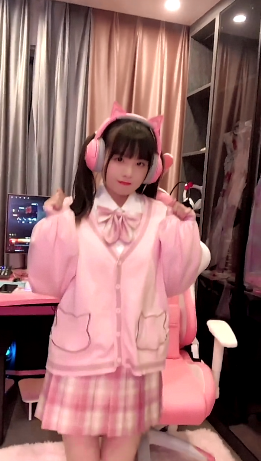 火线妹才是女神壕刷6位数礼物给同行不算啥豪华直播间很霸气