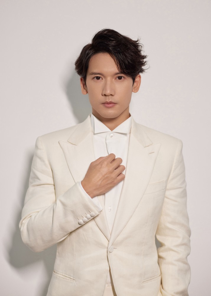 关智斌出席央视《电影之歌》音乐会 与李谷一合唱《我和我的祖国》