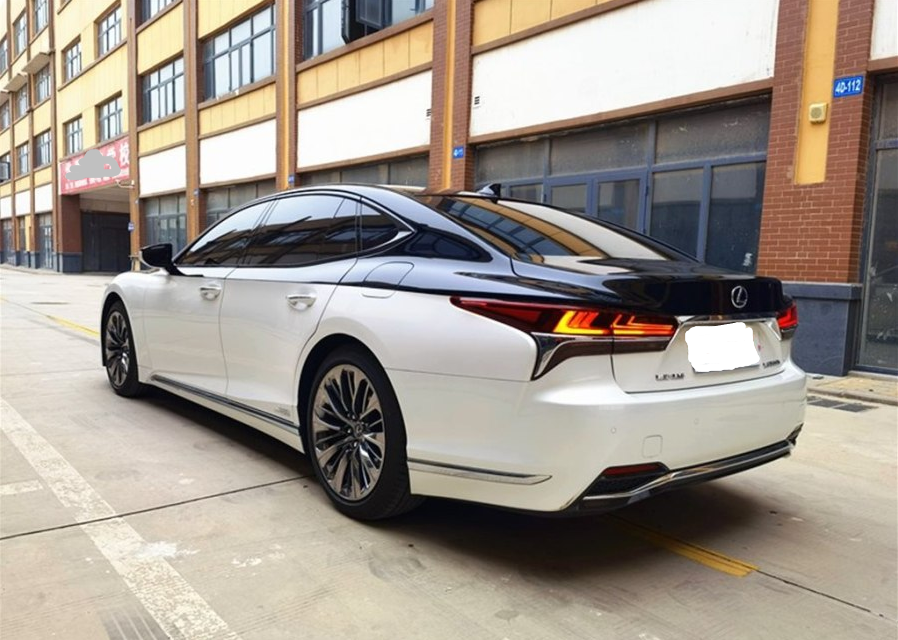 花119万元买辆凌志ls500h,黑白双拼色,魔幻动感过目难忘