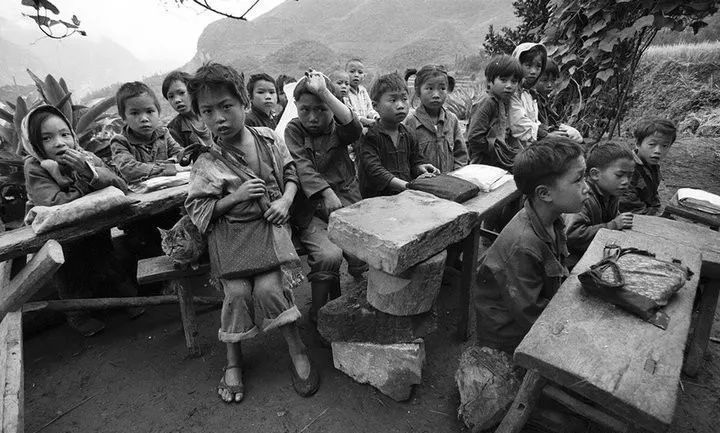 老照片90年代初学生在艰苦条件下坚持学习