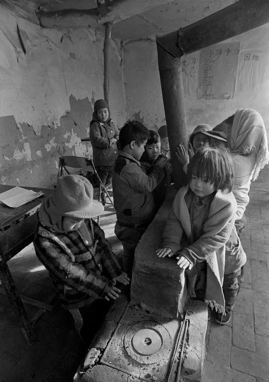 老照片90年代初学生在艰苦条件下坚持学习