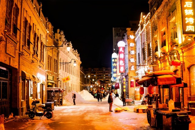 《悬崖之上》是谍战题材背景是哈尔滨,这个取景地网上一搜一大把.