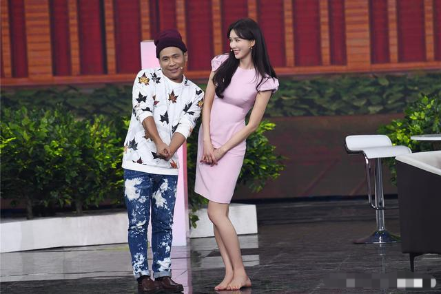 宋小宝抹沈梦辰的防晒霜像戴了白手套网友你还是黑着吧