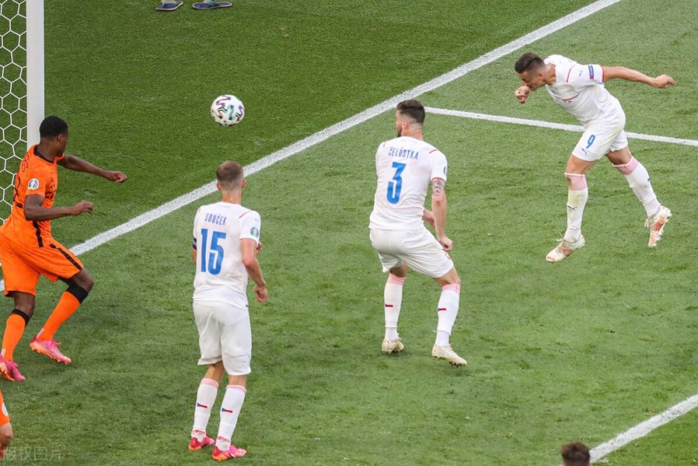 荷兰爆冷0-2负捷克无缘欧洲杯8强的简单介绍