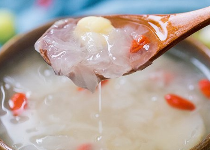 晶莹剔透的银耳莲子羹,汤汁稠浓,香甜营养,孩子爱吃的甜品美食