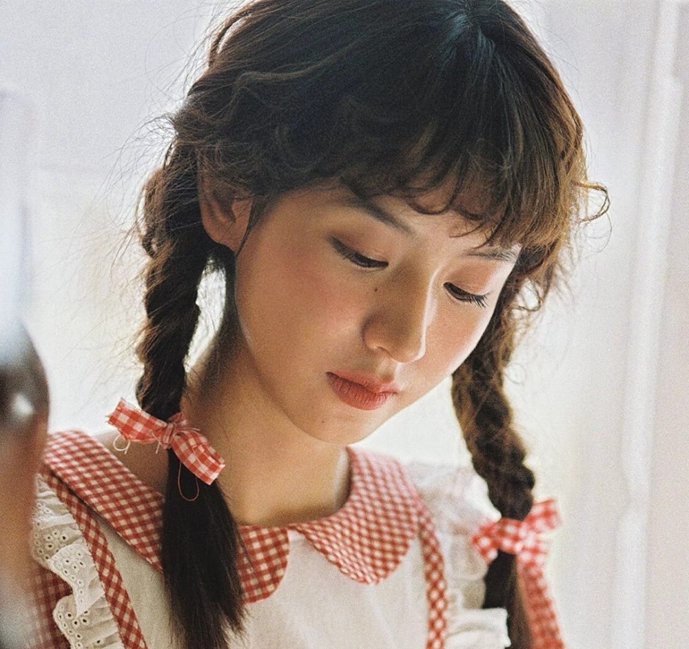 ins港风复古女生头像