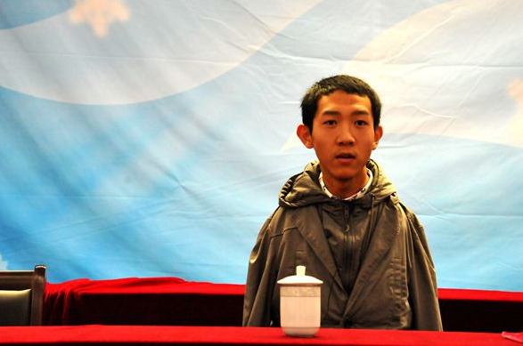 无臂少年彭超6岁失去双臂高考时双脚作答考入四川大学