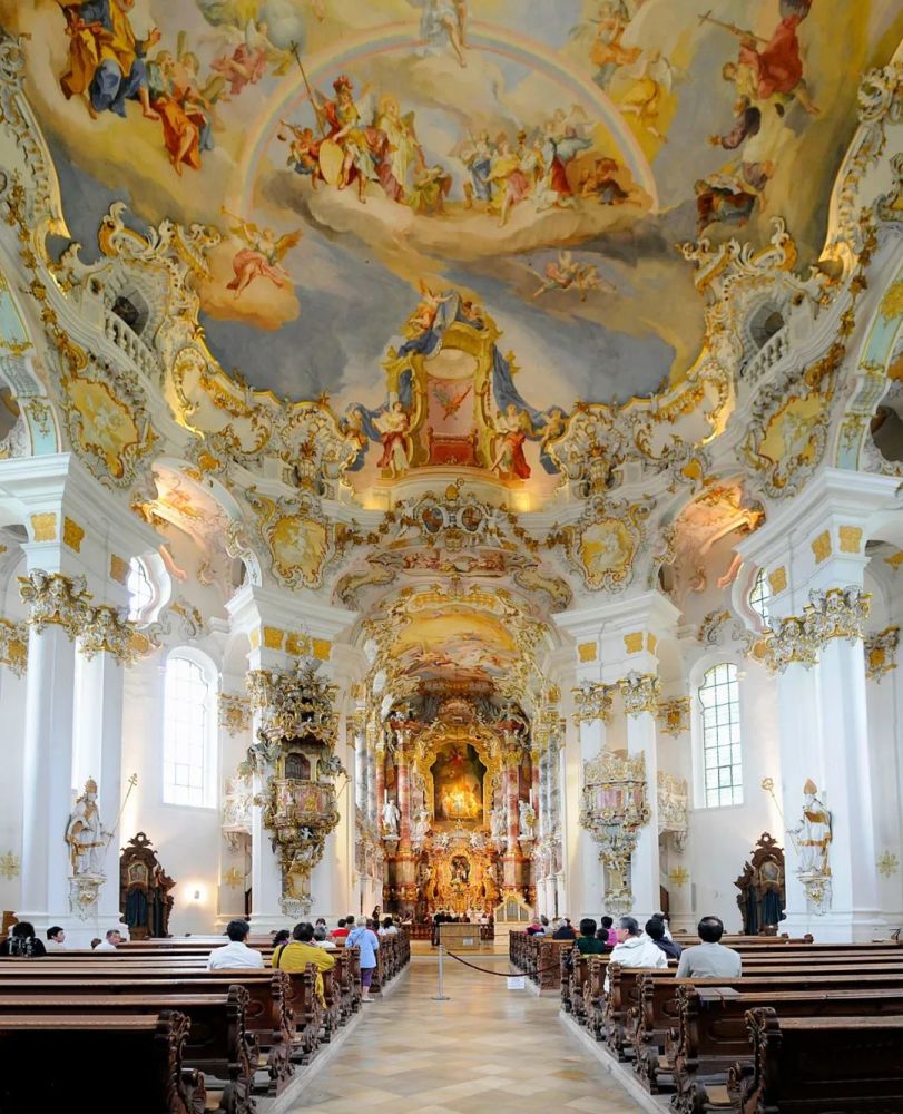 洛可可风格的室内装潢德国施泰因加登 维斯朝圣教堂内部而实际上