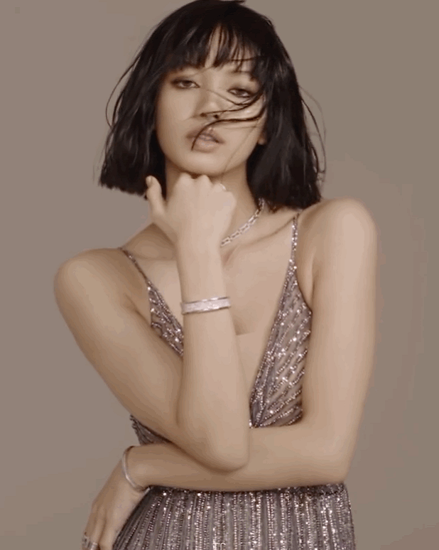 lisa拍大片超大胆,仅穿黑色蝴蝶结抹胸出镜,这也太辣了