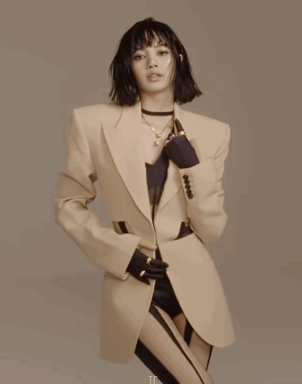 lisa拍大片超大胆,仅穿黑色蝴蝶结抹胸出镜,这也太辣了