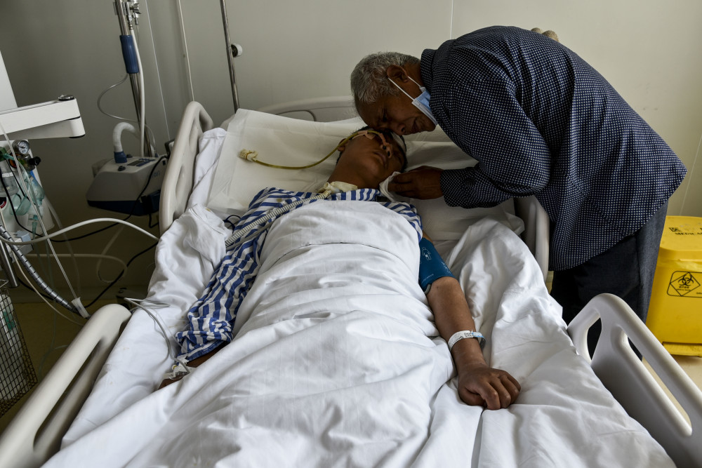 丈夫病危妻子欲偷偷卖房卷款跑路,老人使出"绝招"防止悲剧发生