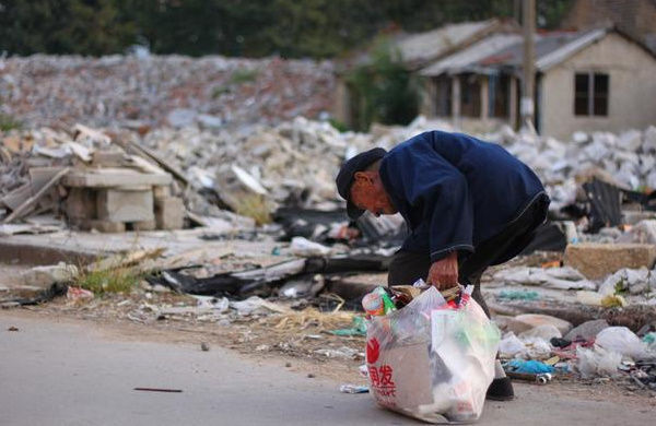 拾荒老人在网吧脱鞋,臭得人落荒而逃,老板希望他每天都来