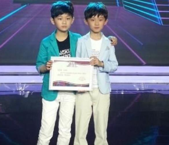 马嘉祺双胞胎哥哥考上纽约大学,网友:哥哥上学的钱是马嘉祺赚的_腾讯