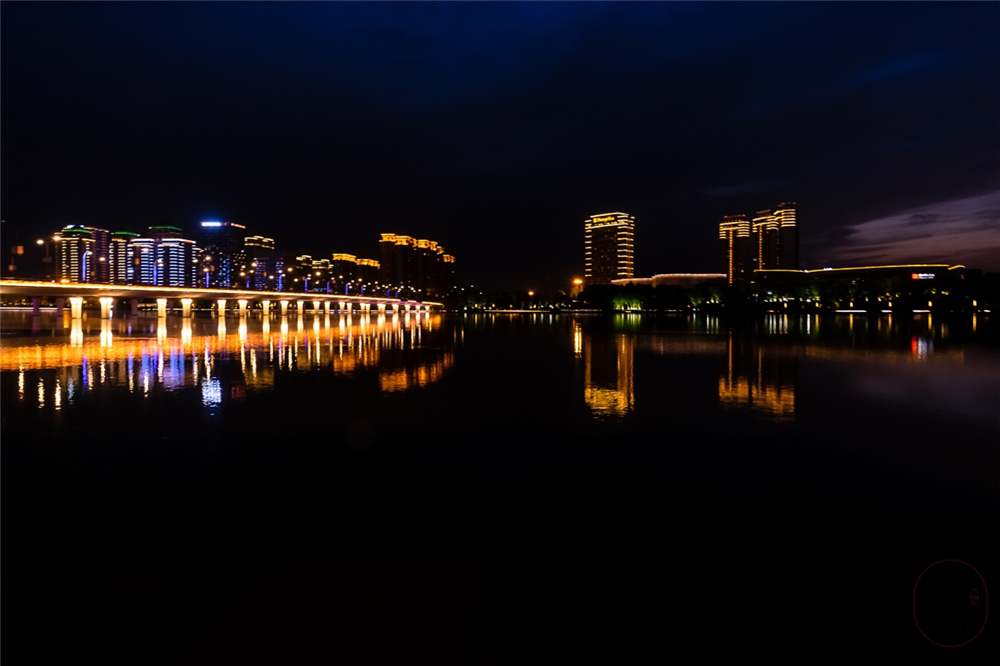 明月湖公园的现代,绚丽,蓝与沸腾