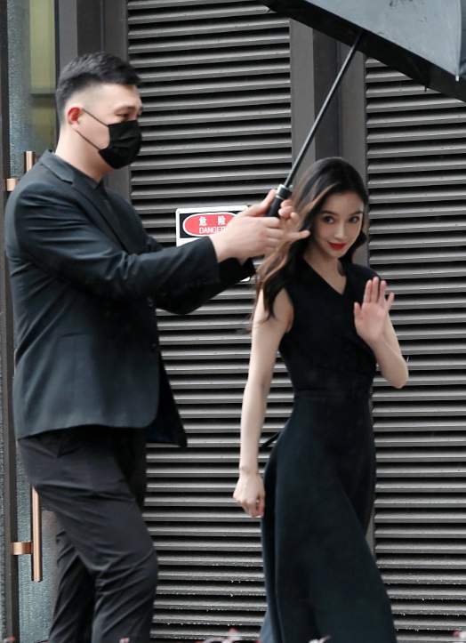 健硕保镖一路撑伞,baby穿拖鞋参加活动,照样走出女神范儿