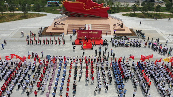 6月24日,营口市在新落成的红旗飘飘飘广场举办"丹心一片 点亮微心愿"