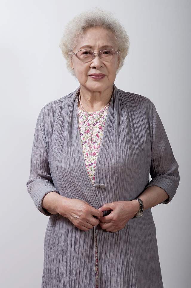 百岁影星秦怡最新近照曝光气质优雅妆容精致精神状态非常好