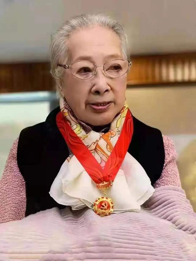 百岁影星秦怡最新近照曝光气质优雅妆容精致精神状态非常好