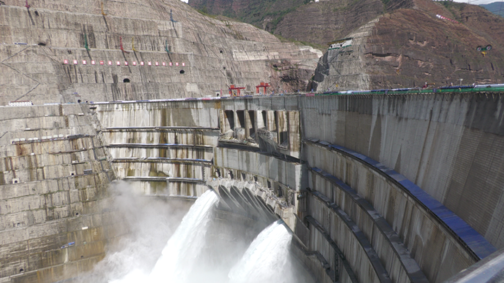 白鹤滩大坝全坝使用低热水泥混凝土 造出水电人理想中的"无缝"大坝
